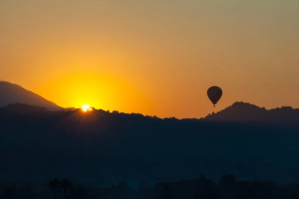 Silhueta Montanhas Balões Quente Sol Brilhando Throug Céu Manhã Com — Fotografia de Stock
