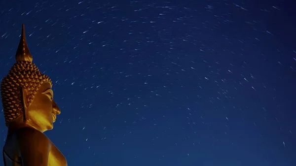 Star parkurları arka plan üzerinde kamusal alanda Altın Buda heykeli Yarım Big  