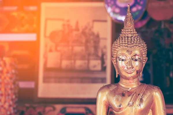 Tayland tapınağında altın kağıtlı klasik Buda heykeli