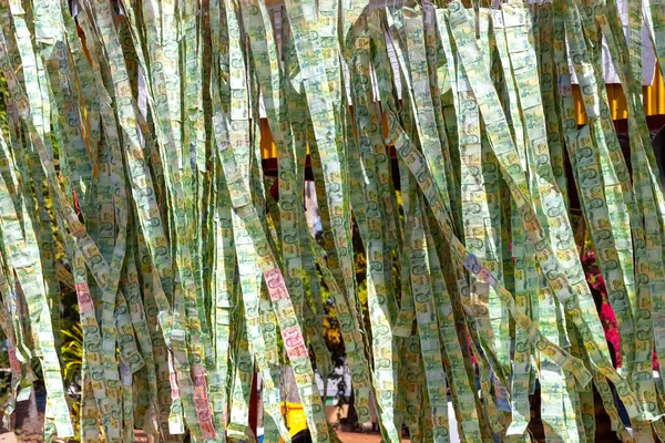 Tayland 'daki Budist tapınaklarına yapılan bağışlar için sıralanmış Tayland banknotları