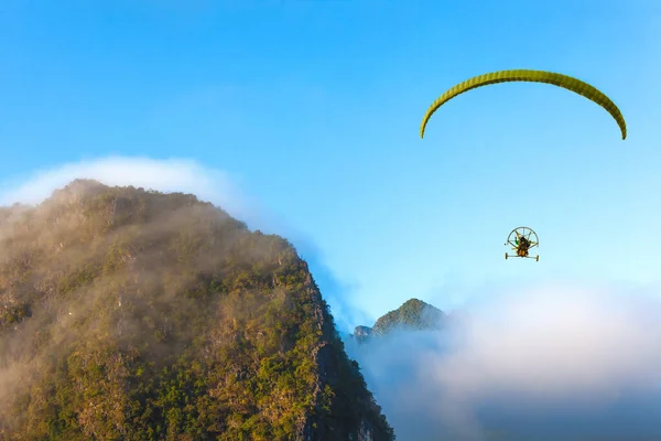 Paisagem Vista Paraquedas Voando Sobre Vista Montanha Neblina Céu Azul — Fotografia de Stock