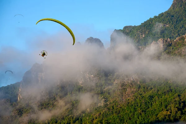 Paramotores Voando Sobre Uma Bela Paisagem Montanha Vista Névoa Azul — Fotografia de Stock