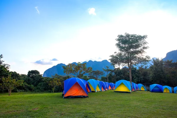 Las Coloridas Tiendas Campaña Claro Amanecer Parque Nacional Cerca Montaña — Foto de Stock