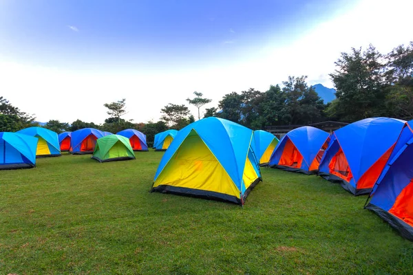 Las Coloridas Tiendas Campaña Claro Amanecer Parque Nacional Cerca Montaña — Foto de Stock