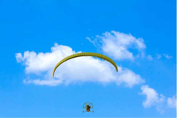 Vista Paisagem Paraquedas Voando Céu Azul — Fotografia de Stock