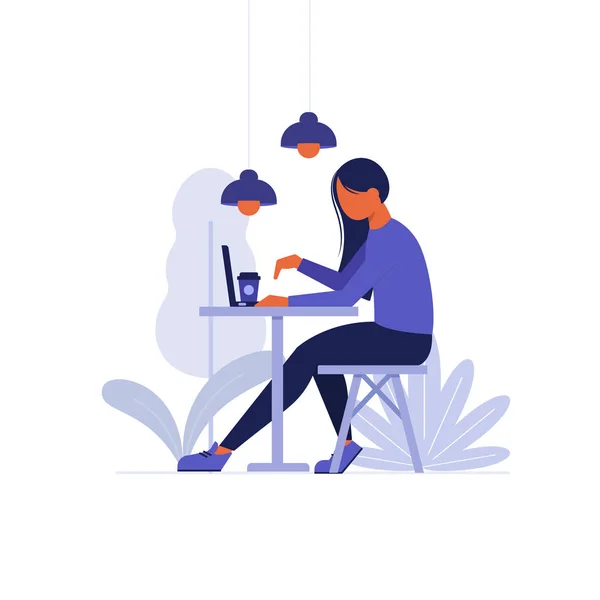 Freelancer kafede dizüstü çalışan yan görünüm