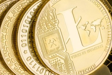 Tasarım gösterilen ve bir mali bir sikke yığını, yatırım, karşılıklı değişmek ve peer-to-peer ödeme kavramı üzerinde kabartma altın bir Litecoin cryptocurrency para detay