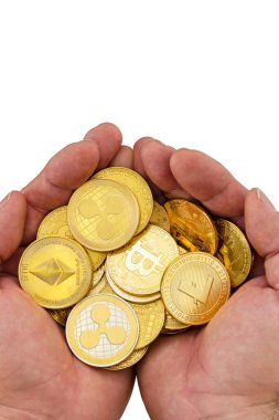 Beyaz arka plan üzerinde elinde Cryptocurrency altın paralar