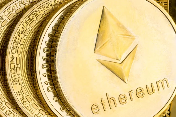 Ayrıntılı bir görünümünü Tasarım ve finans, yatırım için altın sikke üzerinde kabartma yakından ile Ethereum Cryptocurrency kavramı ve sanal para Temalar