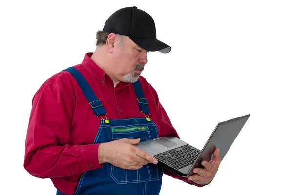成年男性工人穿着工作服手持笔记本电脑 同时站在白色背景 — 图库照片