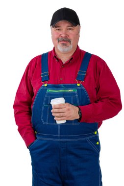 Düşünceli çiftçi veya denim kaba pamuklu tulum ve kap ayakta beyaz izole kamera dikkatle bakan bir paket servisi olan restoran kahve holding işçi