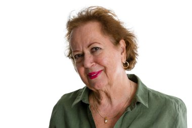 Beyaz arka plan karşı gülümseyen kıdemli Bayan portresi