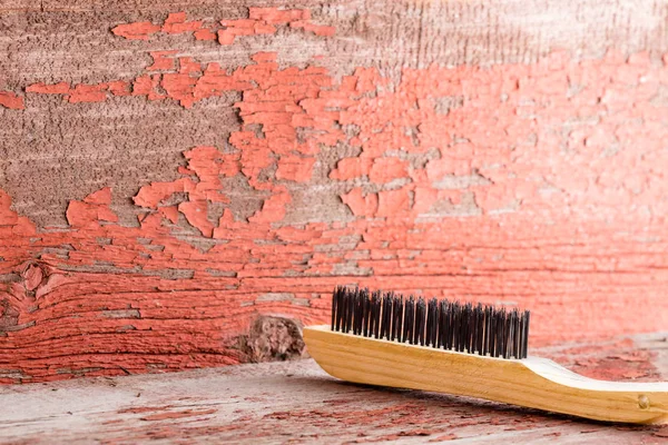 Escova Limpeza Madeira Contra Parede Pintada Vermelha Com Espaço Cópia — Fotografia de Stock