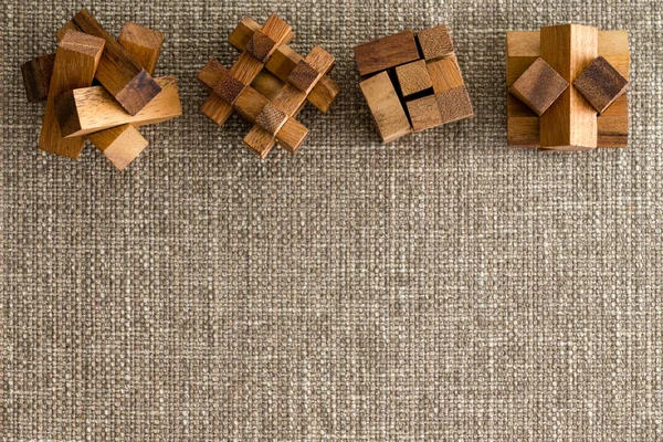 Cztery Różne Puzzle Drewniane Ułożone Linię Jako Obramowanie Górne Tkaniny — Zdjęcie stockowe