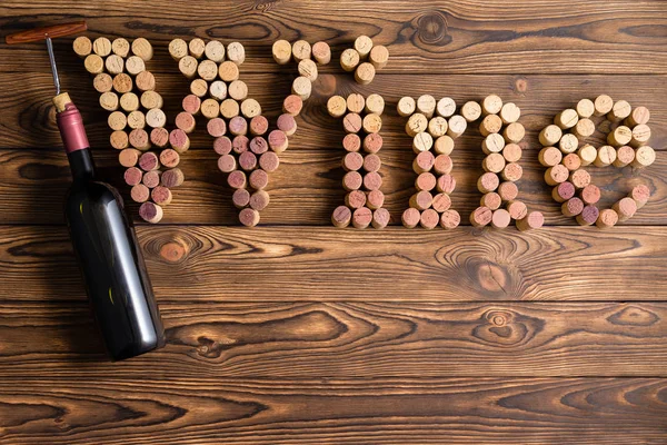 Letras Vinho Dispostas Rolhas Com Garrafa Saca Rolhas Contra Fundo — Fotografia de Stock