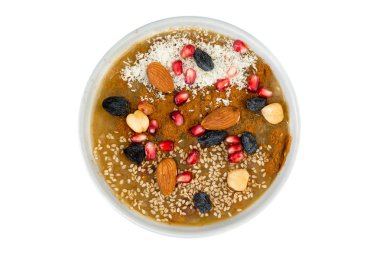 Genel gider lezzetli sebzeli kase görünümünü fındık ve meyve dolu. Beyaz Hindistan cevizi tozu üzerine serpilir.