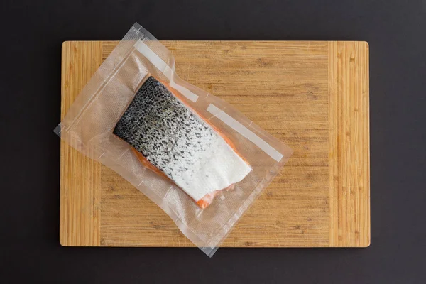 Şeffaf Plastik Hazır Bir Vakum Paket Gurme Taze Atlantik Somon — Stok fotoğraf