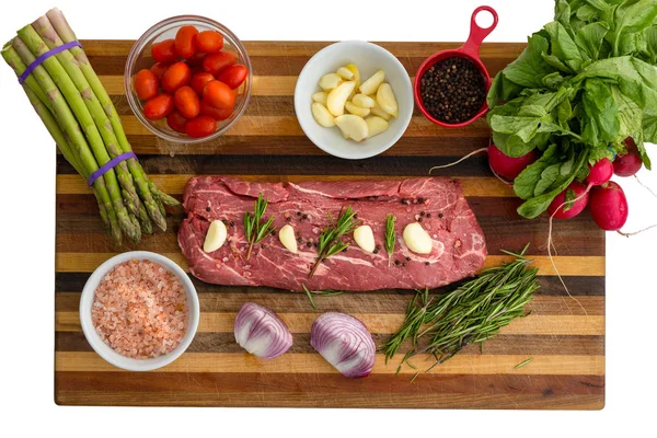 Vista Aérea Carne Sazonada Junto Las Verduras Incluyendo Tomates Hojas —  Fotos de Stock