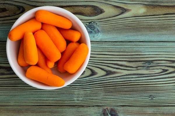 Keramische Kommetje Van Vers Schoongemaakte Gezonde Baby Wortelen Rustieke Gebeitst — Stockfoto