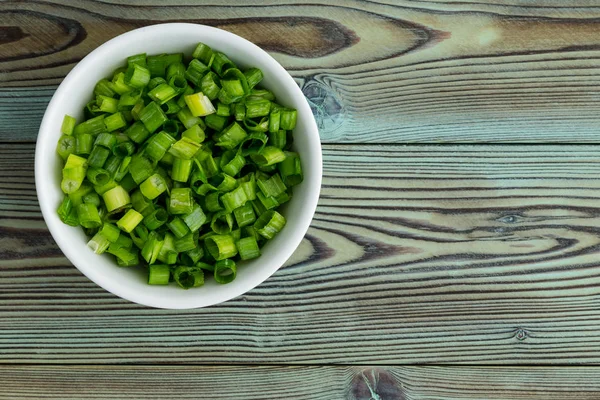 Hackad Färsk Grön Lök Ramekin Rustik Kök Bänkskiva — Stockfoto