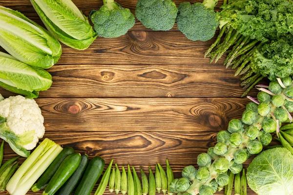 冬野菜の真ん中に丸いコピー スペースを持つ市場テーブル上のフレーム — ストック写真