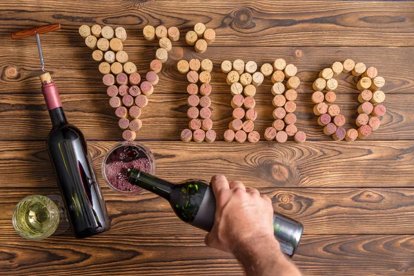 Male Hand Pouring Wine Glasses Vino Lettering Made Corks Wooden — Stock Photo, Image