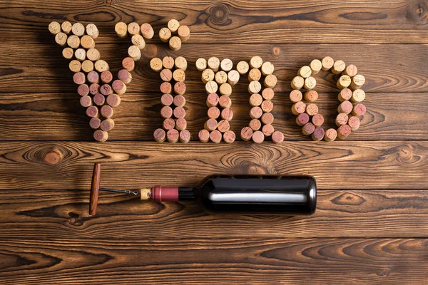 Vino Belettering Met Fles Wijn Tegen Houten Achtergrond — Stockfoto