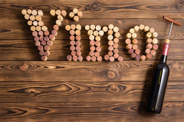 Vino Lettering Sughero Con Bottiglia Vino Sullo Sfondo Legno — Foto Stock