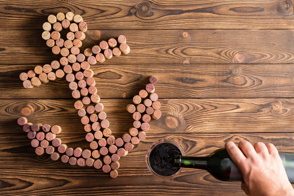 Creatieve Anker Ontwerpen Wijn Kurken Met Hand Van Een Man — Stockfoto