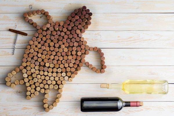 Schildkröte Aus Weinkorken Und Zwei Flaschen Wein Von Oben Betrachtet — Stockfoto