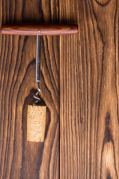 Abridor Garrafas Com Cortiça Vinho Contra Fundo Madeira Escura — Fotografia de Stock