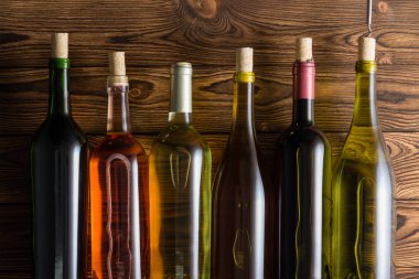 Altı şişe şarap tirbuşon ahşap arka plan ile