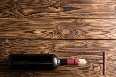Tirbuşon Cork ahşap arka plan ile kırmızı şarap şişe