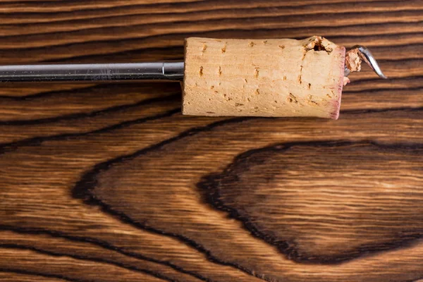 Close Van Kurkentrekker Met Wijn Kurk Tegen Donkere Houten Achtergrond — Stockfoto