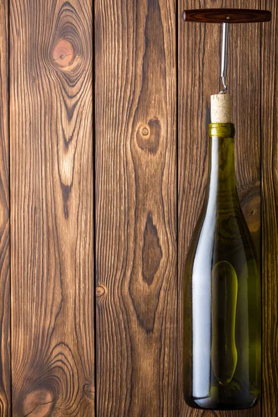 Fles Witte Wijn Met Kurkentrekker Tegen Donkere Houten Achtergrond — Stockfoto