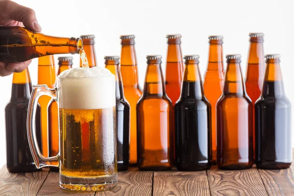 Mann Gießt Kaltes Schaumiges Frisches Bier Einen Glasbecher Oder Behälter — Stockfoto