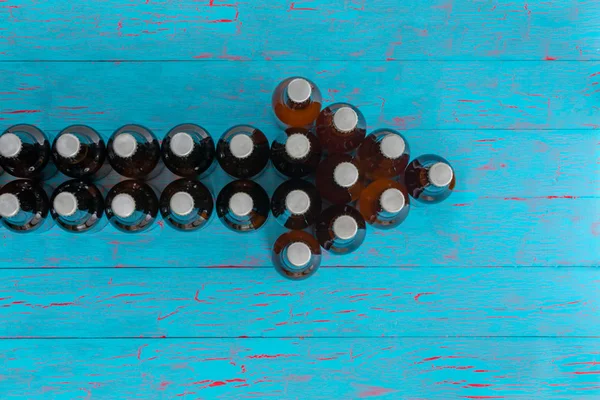 Seta Apontando Para Direita Formada Por Garrafas Cerveja Apontando Para — Fotografia de Stock