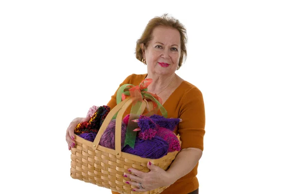 Retrato Estúdio Senhora Sênior Alegre Com Cesta Cheia Fios Coloridos — Fotografia de Stock