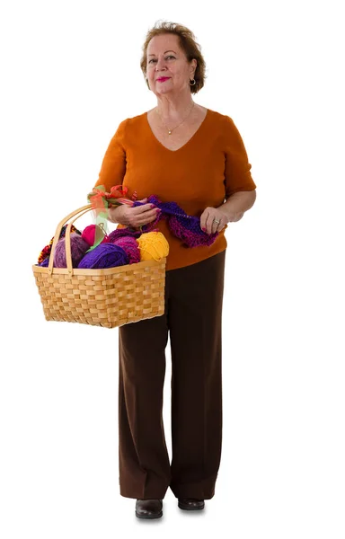 Atrakcyjna Kobieta Senior Gospodarstwa Kosz Kolorowych Kulek Wełny Dziania Pełnej — Zdjęcie stockowe