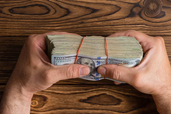 Homem Segurando Uma Pilha Grossa Notas 100 Dólares Benjies Firmemente Fotos De Bancos De Imagens
