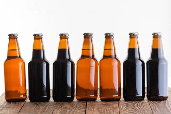 Fila Bottiglie Scure Leggere Non Etichettate Birra Artigianale Fatta Casa Foto Stock