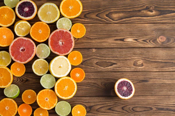 Exibição Colorida Uma Variedade Frutas Cítricas Cortadas Com Laranjas Toranja — Fotografia de Stock
