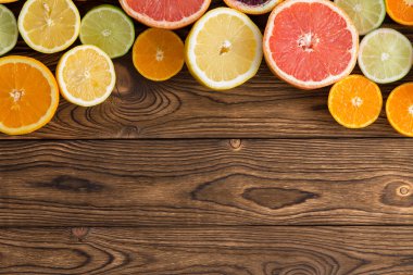 Etli taze tropikal Narenciye meyve rustik ahşap arka plan ağaç ve kopya alanı ile üzerinde renkli çeşitli eğik kenarlığı yarıya