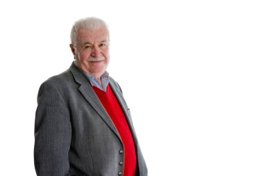 Emekli seçkin seyir gri saçlı üst düzey adam ayakta beyaz kopya alanı ile izole kamera düşünceli