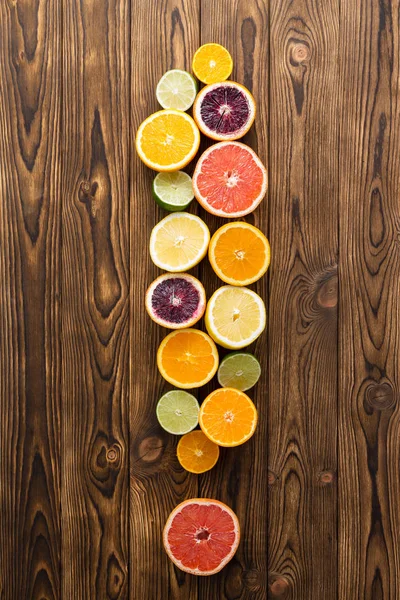 Vista Aérea Diferentes Frutas Rodajas Forma Signo Exclamación Sobre Fondo —  Fotos de Stock