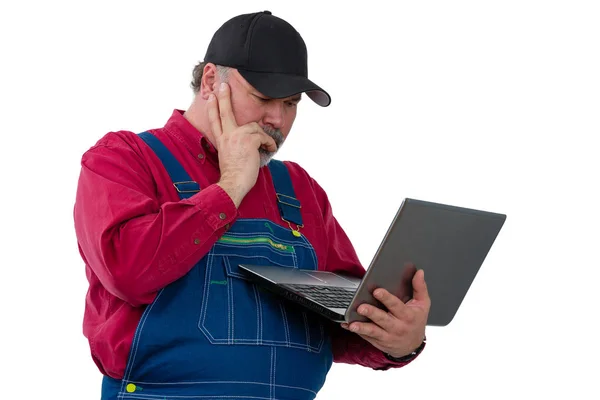 Çiftçi Ayakta Dizüstü Bilgisayar Elini Yüzünü Dalmış Bir Ifade Beyaz — Stok fotoğraf