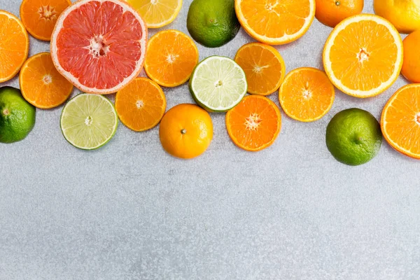 Borde Bodegón Mixto Coloridos Cítricos Cortados Frescos Con Naranjas Pomelo —  Fotos de Stock