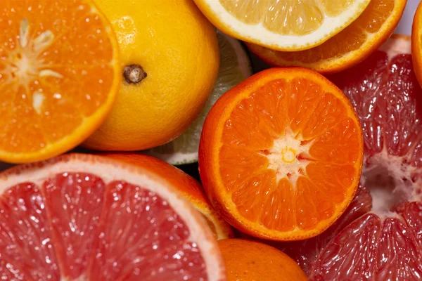 Cerca Jugosas Frutas Cítricas Frescas Cortadas Con Pomelo Rosa Naranja —  Fotos de Stock