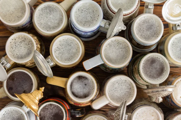 Uma Variedade Canecas Cerveja Alemãs Cheias Espumosas Banco Bar — Fotografia de Stock