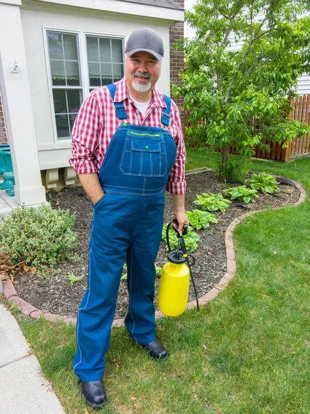 Man Dungarees Cap Carrying Portable Sprayer Pesticide Standing Lawn House — Stock Photo, Image